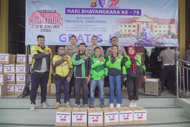 
 Peringati Hari Bhayangkara, Satlantas Polresta Samarinda Gandeng Driver Ojol dalam Aksi Sosial