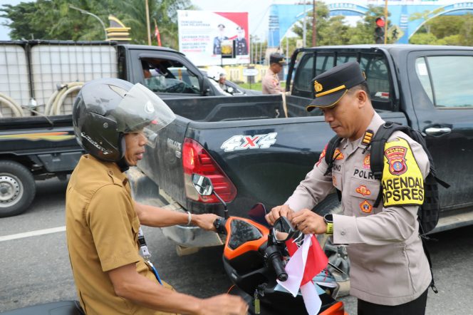 
 Polres Penajam Paser Utara Bagikan 250 Bendera Merah Putih Sambut HUT RI ke-80