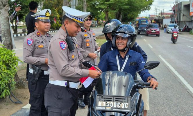
 Polres Kutai Kartanegara Semarakkan HUT RI ke-80 dengan Pembagian Bendera Merah Putih dan Bunga