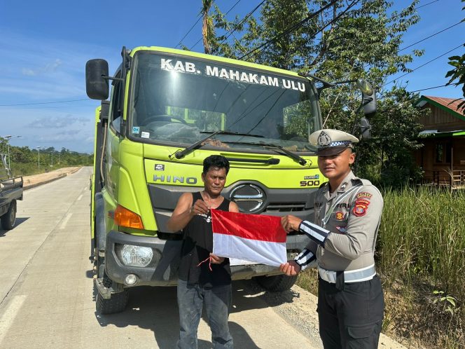 
 Sambut HUT RI ke-80, Polres Mahulu Bagikan Bendera Merah Putih kepada Sopir Truk