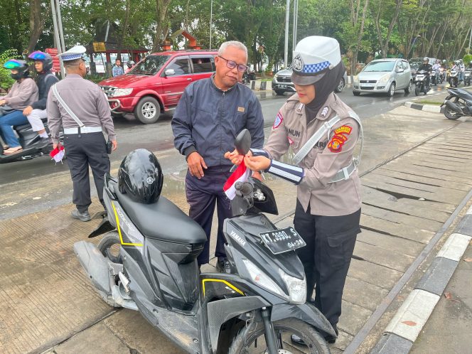 
 Satlantas Polresta Samarinda Gencarkan Semangat Nasionalisme Melalui Aksi Pemasangan Bendera