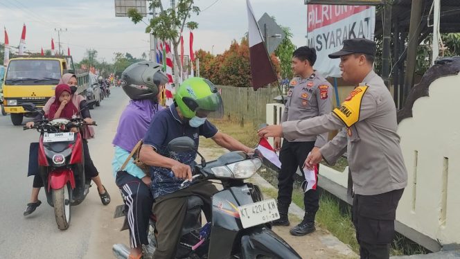 
 Semarak Kemerdekaan, Polsek Muara Jawa Bagikan Bendera Merah Putih kepada Pengguna Jalan