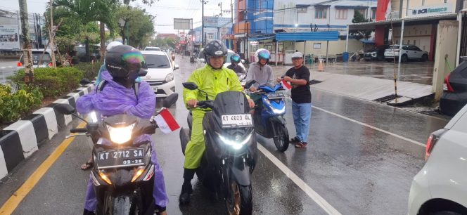 
 Paguyuban Warga Blitar di Bontang Gelar Aksi Pembagian Bendera, Bangkitkan Semangat Nasionalisme