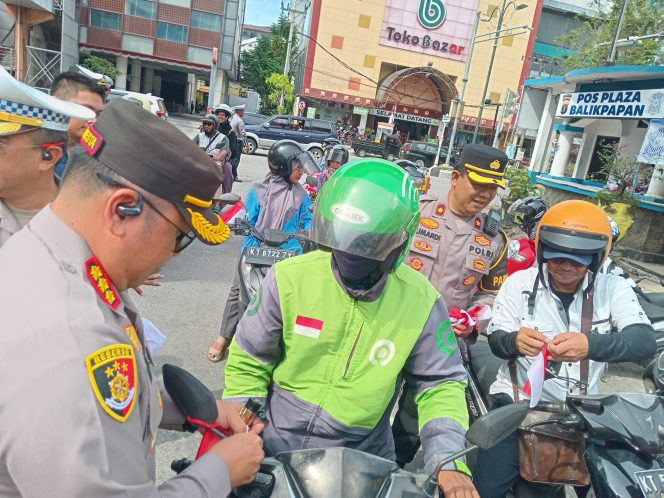 
 Meriahkan HUT RI ke-80, Kapolresta Balikpapan Bersama PJU Bagikan Ribuan Bendera ke Pengendara