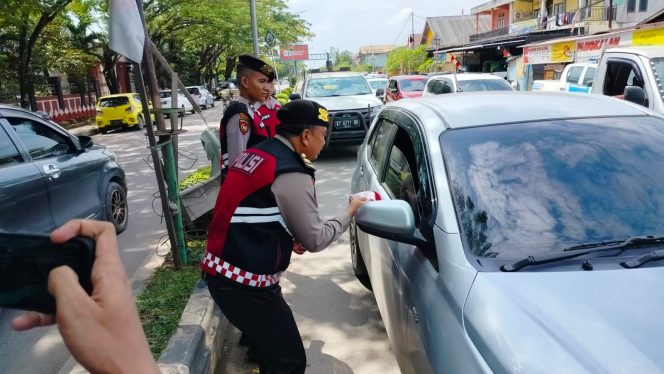
 Sambut Hari Kemerdekaan ke-80, Polres Kutim Bagikan Bendera Merah Putih ke Pengguna Jalan