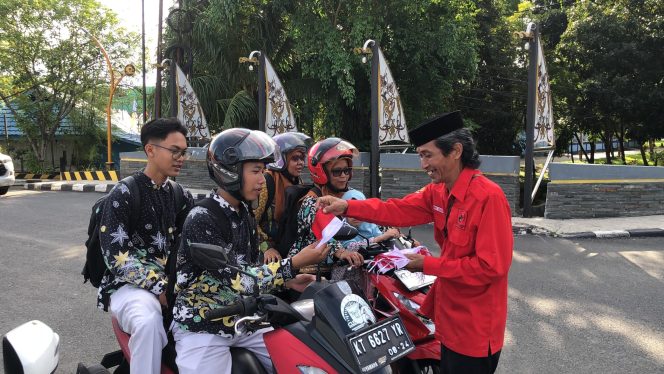
 Warna Merah Putih Hiasi Jalan Syarifuddin Yoes, 500 Bendera Dibagikan untuk Warga Balikpapan