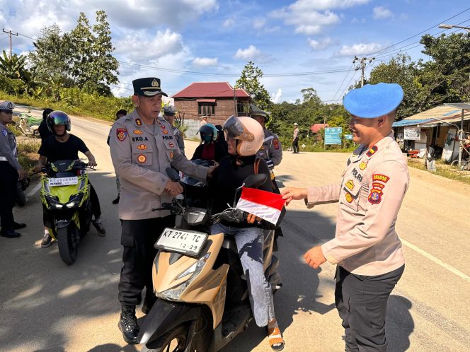 
 Jelang HUT RI ke-80, Polres Mahakam Ulu Bagikan 500 Bendera Merah Putih di Long Bagun
