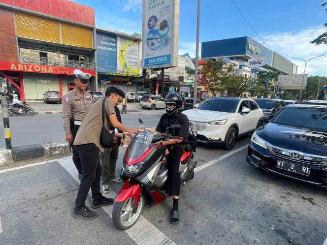 
 Ratusan Pengendara di Balikpapan Terima Bendera Merah Putih dari Mahasiswa