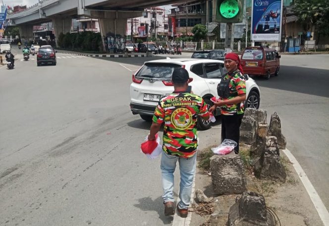 
 5.000 Bendera Merah Putih Dibagikan Gepak Kuning Samarinda, Ajak Warga Kobarkan Nasionalisme