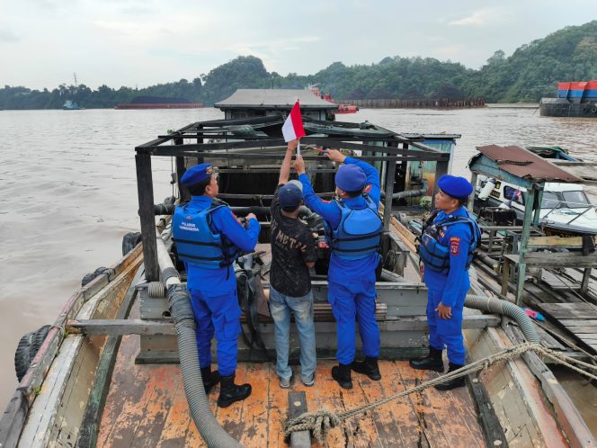 
 Merah Putih Berkibar di Tengah Perairan Samarinda, Satpolairud Rayakan HUT RI ke-80