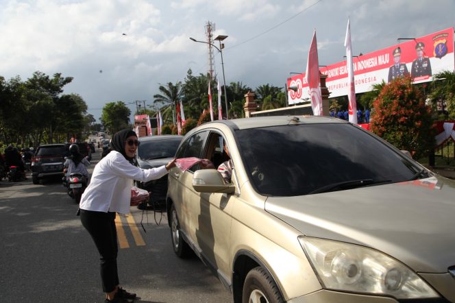 
 Sambut HUT RI ke-80, Polwan Polda Kaltim Bagikan Ribuan Bendera Merah Putih di Balikpapan