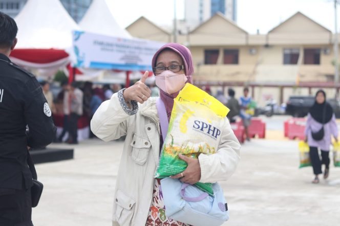 
 Polda Kaltim Gelar Gerakan Pangan Murah, Salurkan Beras SPHP buat Warga Dengan Harga Terjangkau