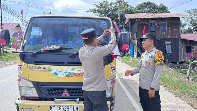 
 Polsek Sepaku Semarakkan HUT RI ke-80 dengan Pembagian Bendera Merah Putih