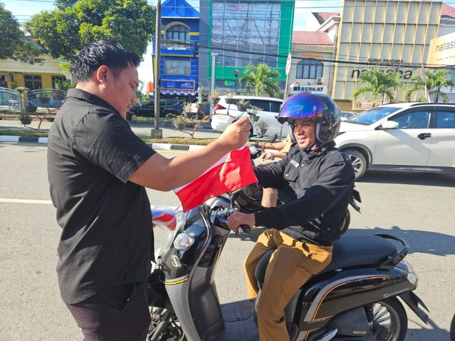 
 Polres Bontang Bagikan Bendera Merah Putih ke Pengendara, Tumbuhkan Semangat Nasionalisme Jelang HUT RI ke-80