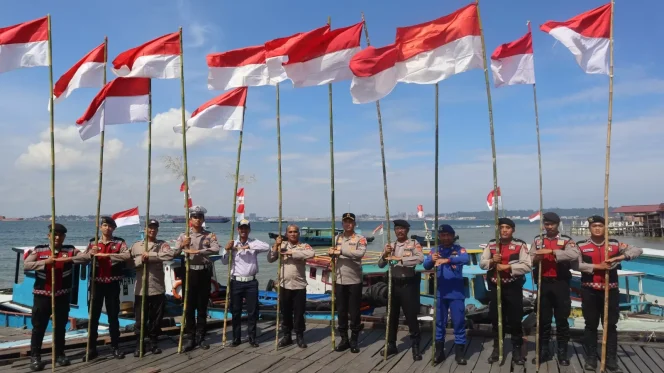 
 Polsek Penajam Hiasi Pelabuhan dengan Ratusan Bendera, Teguhkan Spirit Merah Putih Jelang 17 Agustus