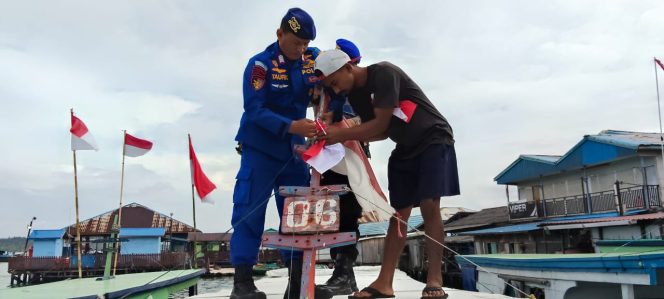 
 Ditpolairud Polda Kaltim Warnai Perairan Balikpapan dengan Merah Putih dan Sosialisasi Keselamatan