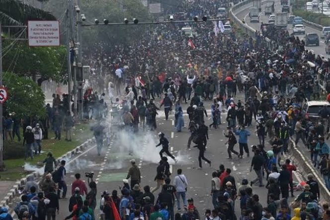 
 ETOS Indonesia: Polisi Tidak Bisa Disalahkan, Wakil Rakyat Harus Bertanggung Jawab