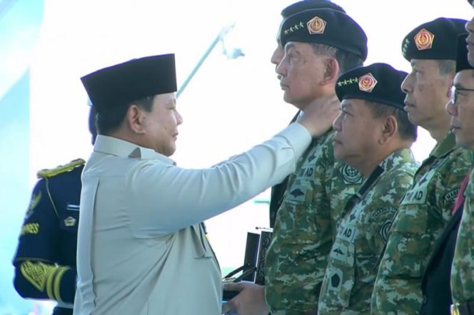 
 Prabowo Sematkan Pangkat Jenderal Kehormatan kepada Sejumlah Tokoh Militer