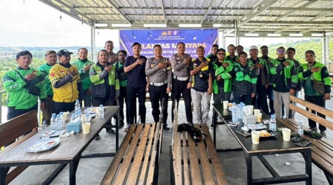 
 Bangun Kesadaran Keselamatan, Satlantas Polres Kukar Gelar “Polantas Menyapa” untuk Komunitas Ojol