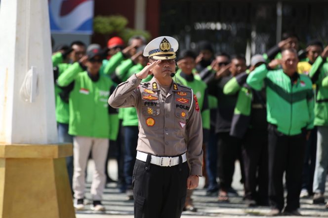 
 Polda Kaltim Bersama Pengemudi Ojol Gelar Apel Kamtibmas di Hari Sumpah Pemuda ke-97