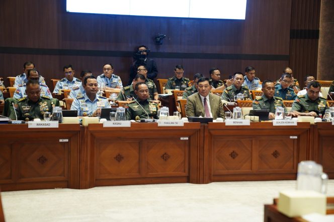 
 Menhan dan Panglima TNI Tegaskan Sinergi Penguatan Pertahanan di Komisi I DPR