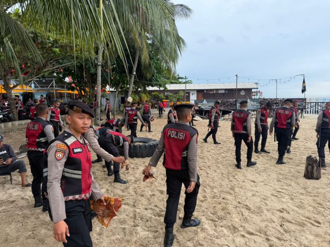 
 Tindaklanjuti Arahan Presiden, 100 Personel Ditsamapta Polda Kaltim Bersihkan Pantai Kemala Beach