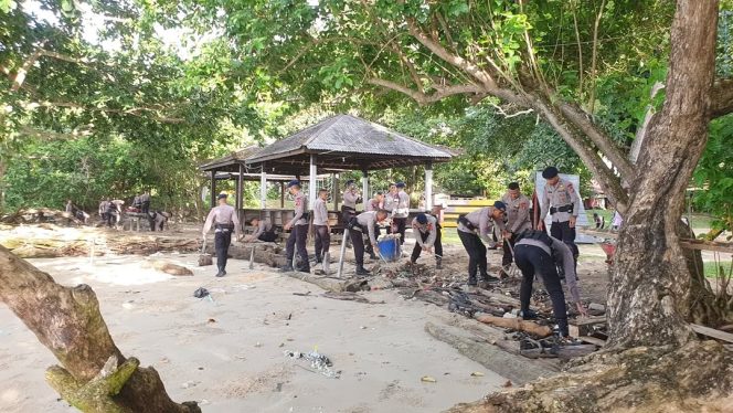 
 Jalankan Arahan Presiden RI, Batalyon A Pelopor Brimob Polda Kaltim Aksi Bersih Pesisir