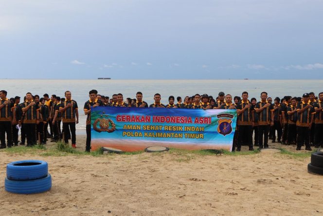 
 Gerakan Indonesia Asri, Polda Kaltim Bersihkan Pantai Dusit Kota Balikpapan