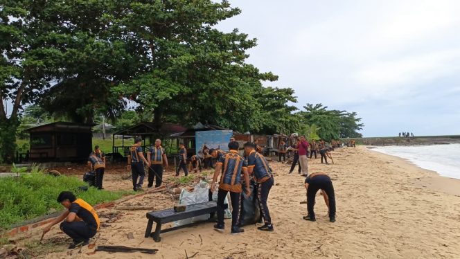 
 Dukung Indonesia Asri, Polresta Balikpapan Bersihkan Pantai Banua Patra