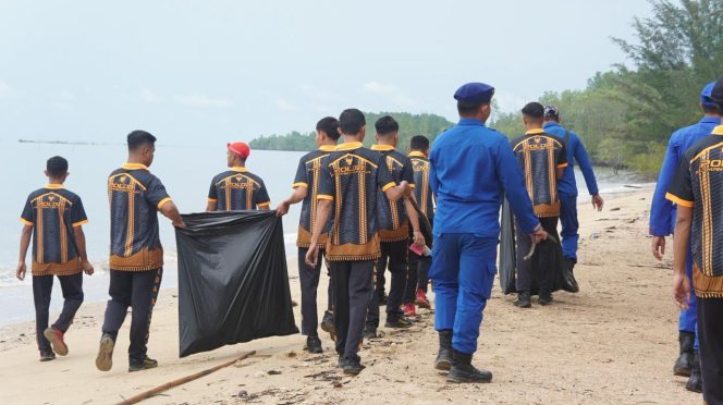 
 Giat Kurve Indonesia Asri, Polres PPU Jaga Kebersihan Pesisir