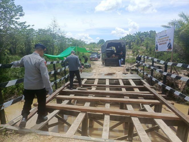 
 Dukung Mobilitas dan Ekonomi Warga, Brimob Polda Kaltim Benahi Jembatan Desa di Sambaliung