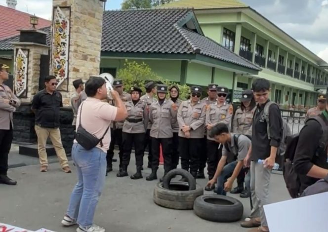 
 Pelayanan Humanis Polri Warnai Aksi Damai GERAM di Samarinda