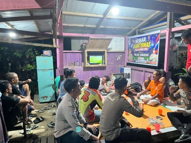 
 Polsek Kongbeng Manfaatkan Nobar Piala Dunia 2026 untuk Pererat Hubungan dengan Masyarakat pada HUT Polri ke-80