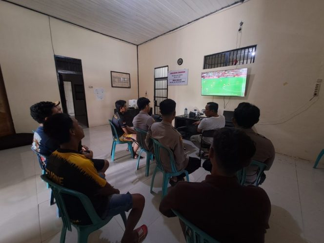 
 Nobar Piala Dunia 2026, Polsek Muara Ancalong Pererat Hubungan dengan Masyarakat