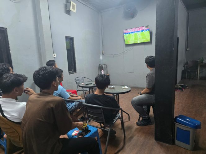 
 Nobar Portugal vs RD Kongo, Sat Intelkam Polres Paser Bangun Kedekatan dengan Masyarakat