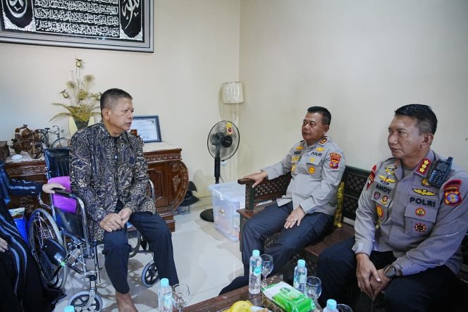 
 Jelang HUT Bhayangkara ke-80, Kapolda Kaltim Sambangi Personel Sakit dan Keluarga Besar Polri