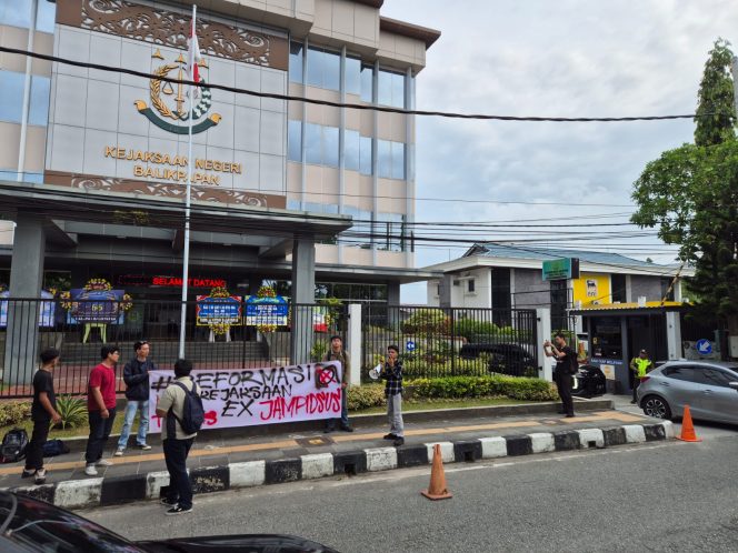 
 Hari Bhakti Adhyaksa, Massa Soroti Integritas Kejaksaan dan Penanganan Kasus Eks Jampidsus