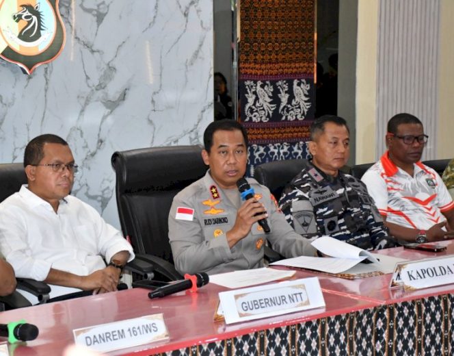 
 PENANGANAN GEMPA FLORES DIPERKUAT, KAPOLDA DAN GUBERNUR PRIORITASKAN KESELAMATAN MASYARAKAT SERTA VALIDASI DATA