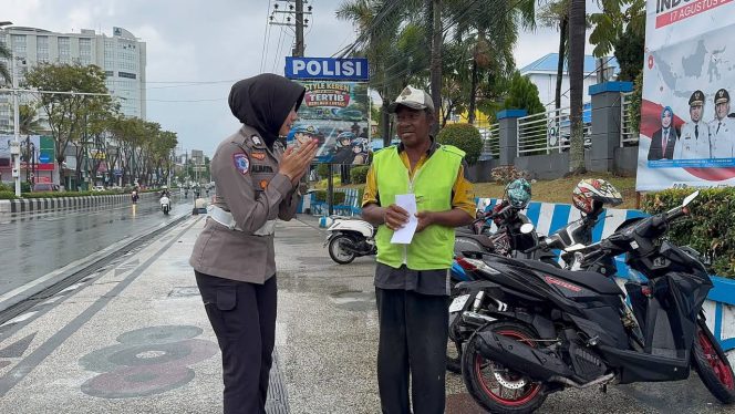 
 Hadir di Tengah Masyarakat, Polwan dan Bhayangkari Polda Kaltim Berbagi dengan Warga
