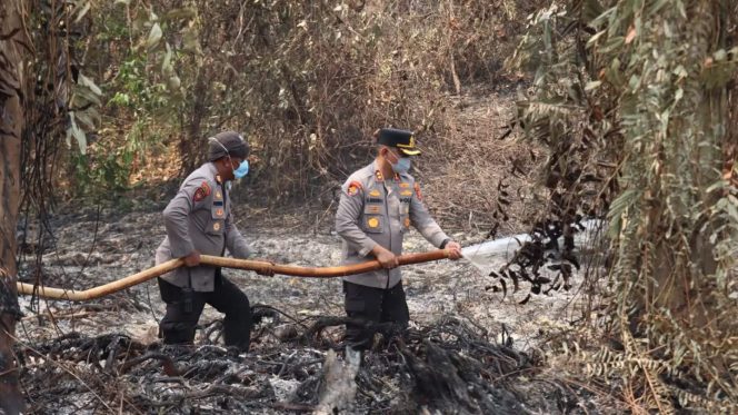 
 Kapolres Bontang Pimpin Langsung Pemadaman Karhutla di Lahan Gambut Muara Badak
