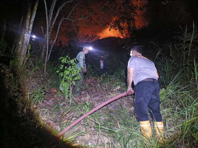 
 Gerak Cepat Polsek Samboja dan Tim Gabungan Tangani Karhutla di Bukit Merdeka