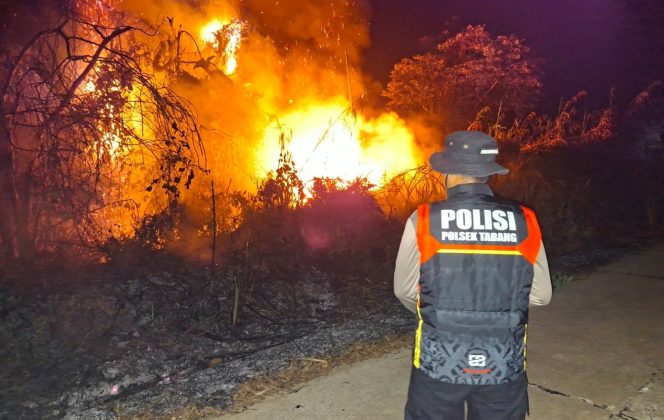 
 Respons Cepat Polsek Tabang Cegah Karhutla Meluas di Kawasan Jenau